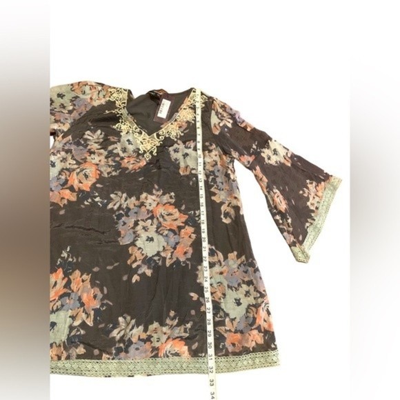NWT Urban Mangoz Women’s Tunic Gray Floral Bell Sleeve Size Large - Picture 7 of 8